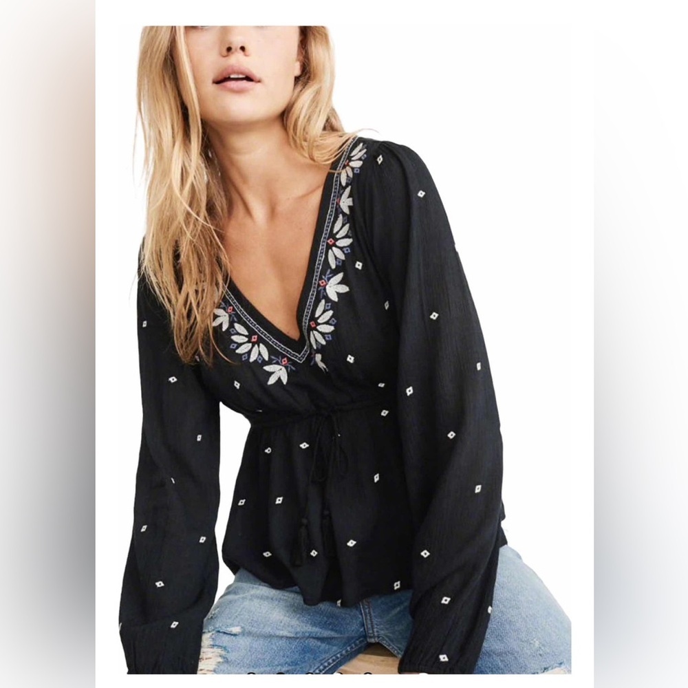 🌸Abercrombie & Fitch Black Embroidered tasseled blouse size small - Picture 2 of 8